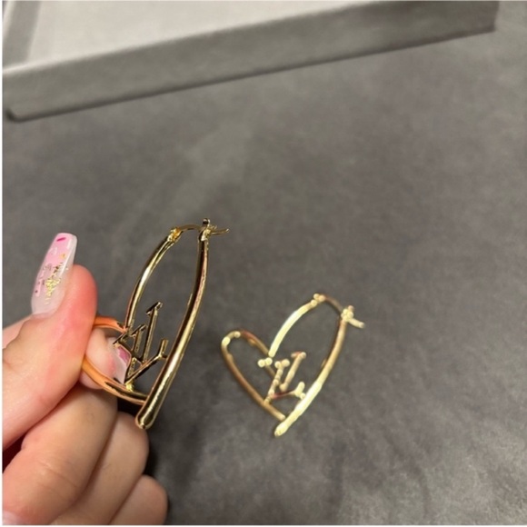 Louis Vuitton Heart-Shaped Earrings - Picture 4 of 6